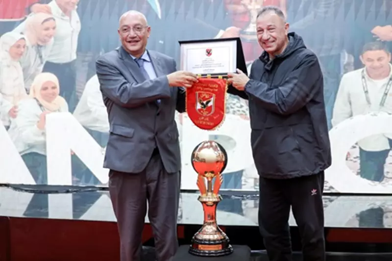 بسبب صفقة.. الخطيب يكرم رئيس سبورتنج في مقر الأهلي 